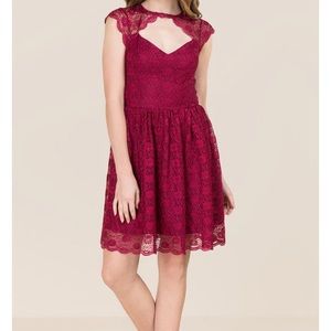 Romantic burgundy sweetheart neckline dress! 👗